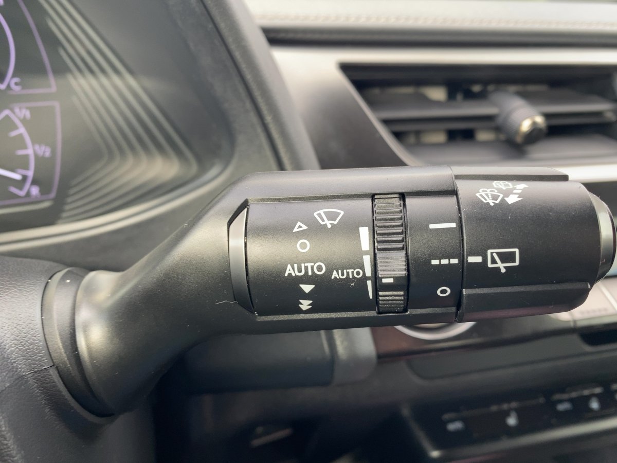 Lexus UX 250 h 250h Launch Edition CAM*LED*NAVI*SHZ*LM