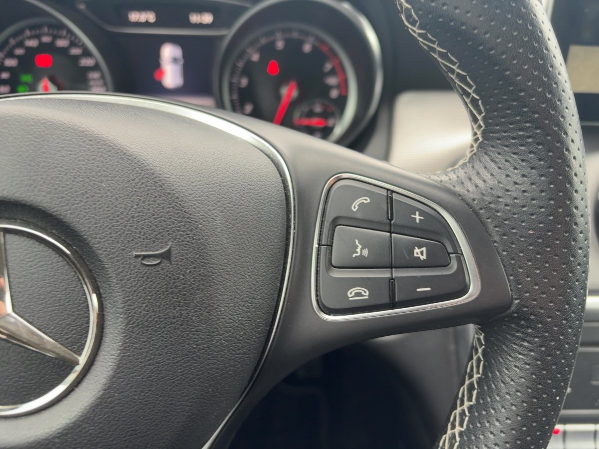 Mercedes-Benz GLA 180 Urban *AHK*Navi*Kamera*Night-Paket*