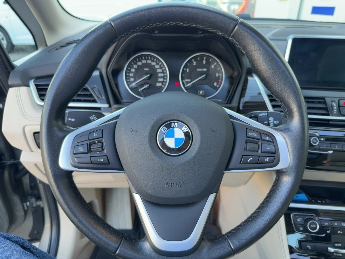 BMW 220d Active Tourer xDrive Luxury Line AHK*CAM*SD