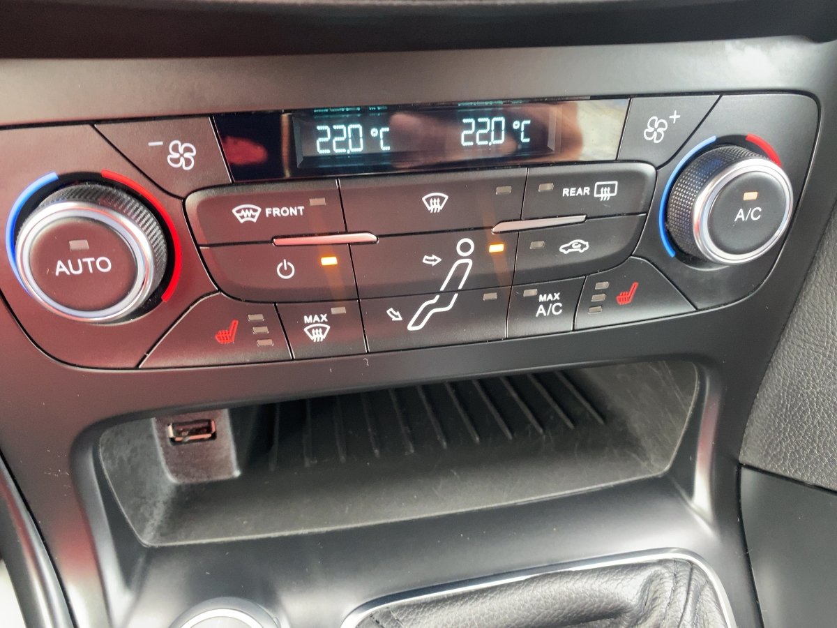 Ford Focus Turnier 2.0 EcoBoost CAM*LED*NAVI*SHZ*SYNC