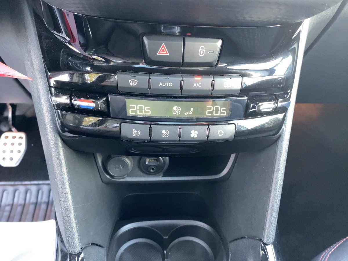 Peugeot 2008 1.2 PureTech 110 Allure CAM*NAVI*Pano*SHZ