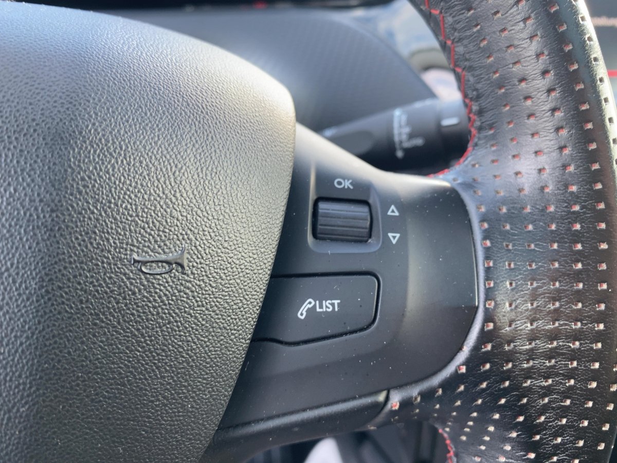 Peugeot 2008 1.2 PureTech 110 Allure CAM*NAVI*Pano*SHZ