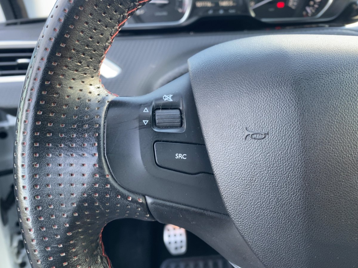 Peugeot 2008 1.2 PureTech 110 Allure CAM*NAVI*Pano*SHZ